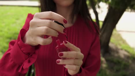 Chica-Deslumbrante-Abre-Esmalte-De-Uñas-Rojo-Y-Lo-Aplica-A-Tus-Uñas