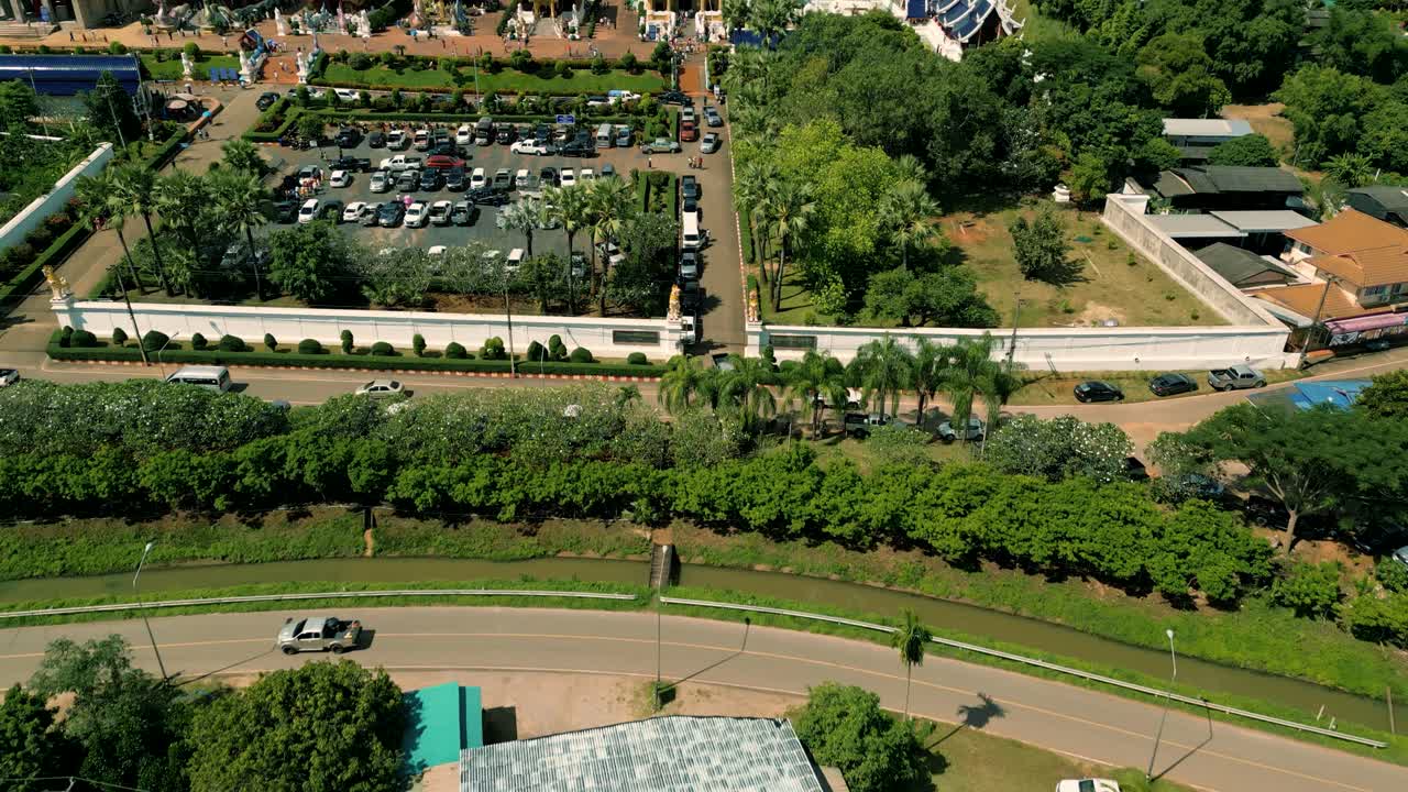 imágenes aéreas de 4k del hermoso templo de wat ban den junto a chiang mai, tailandia en un día soleado