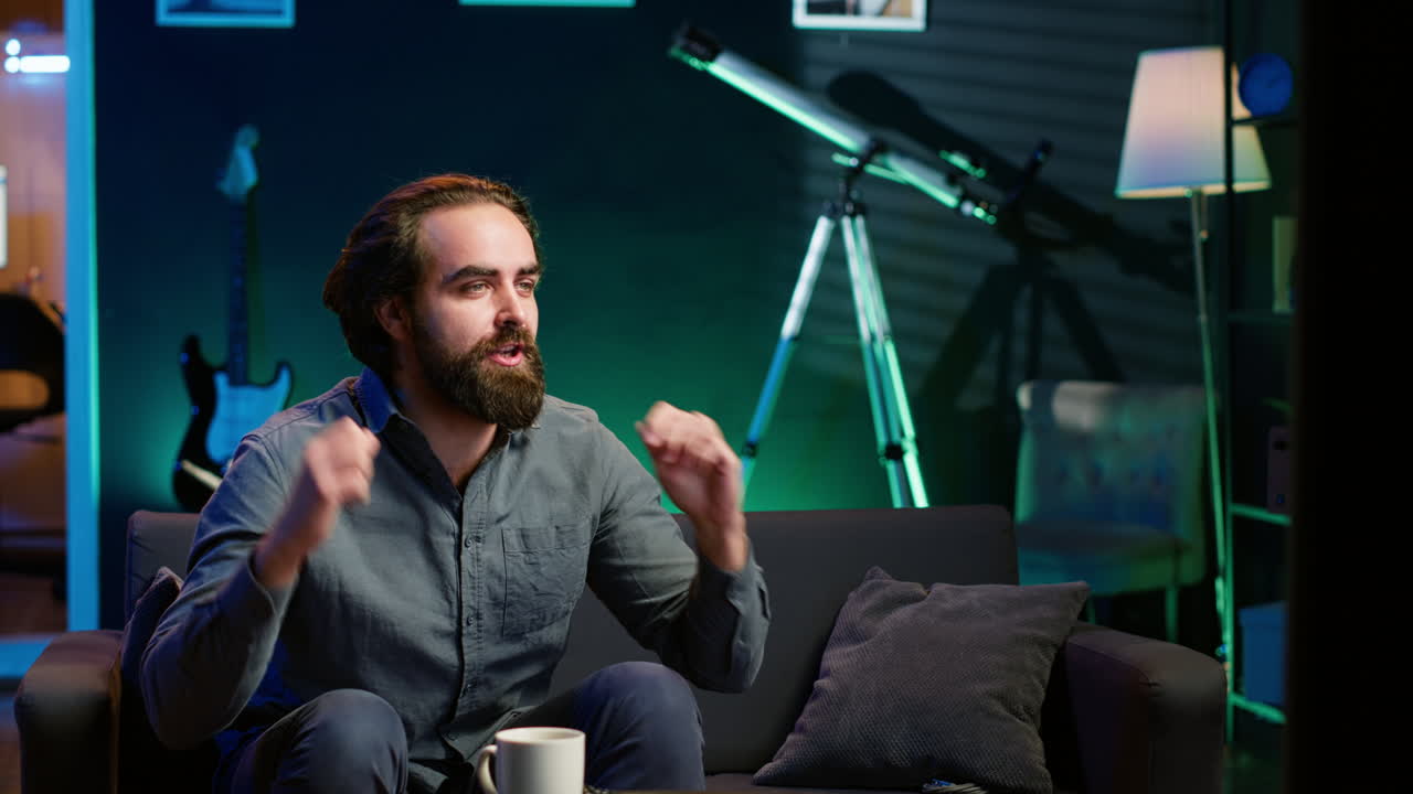 fanático emocionado viendo un evento deportivo en vivo en la televisión, animando al equipo favorito