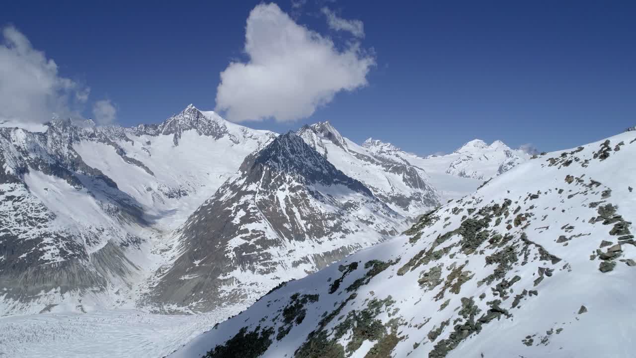 Veduta aerea del ghiacciaio dell'Aletsch in Svizzera.