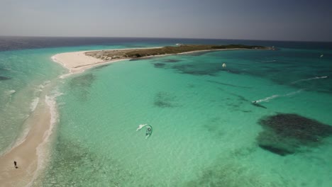 aguas turquesas y kitesurfistas en el cayo de agua, los rocas, vista aérea
