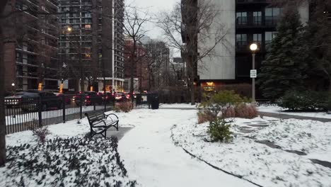 Algún-Banco-Solo-En-Un-Parque-Durante-El-Invierno-En-Diciembre-Bajo-La-Nieve-Trae-Recuerdos-Del-Pasado