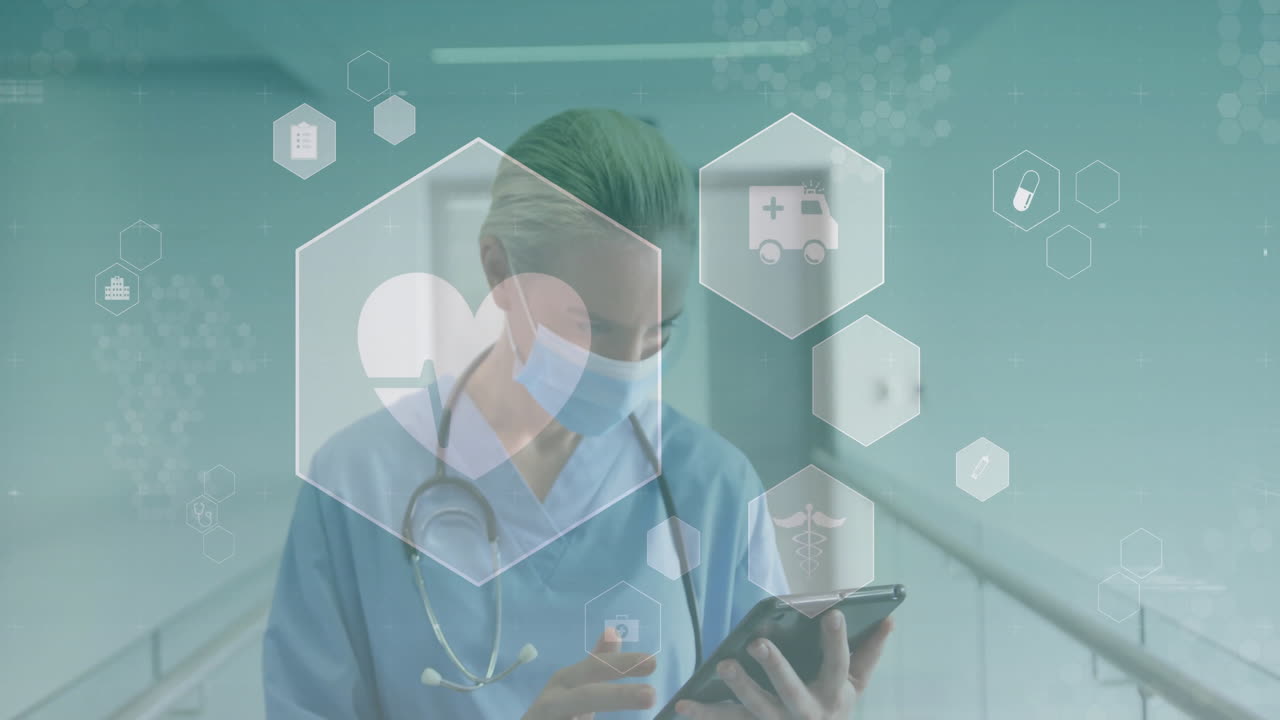 병원에서 얼굴 마스크를 쓰고 있는 백인 여성 의사 위에 의료 아이콘의 애니메이션