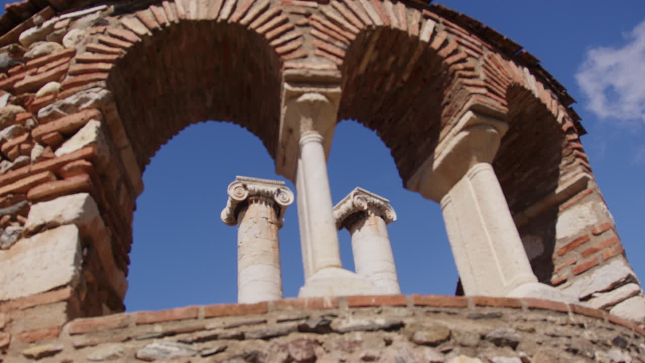 mirando hacia arriba a las columnas a través de la ventana del templo de artemisa en sardis