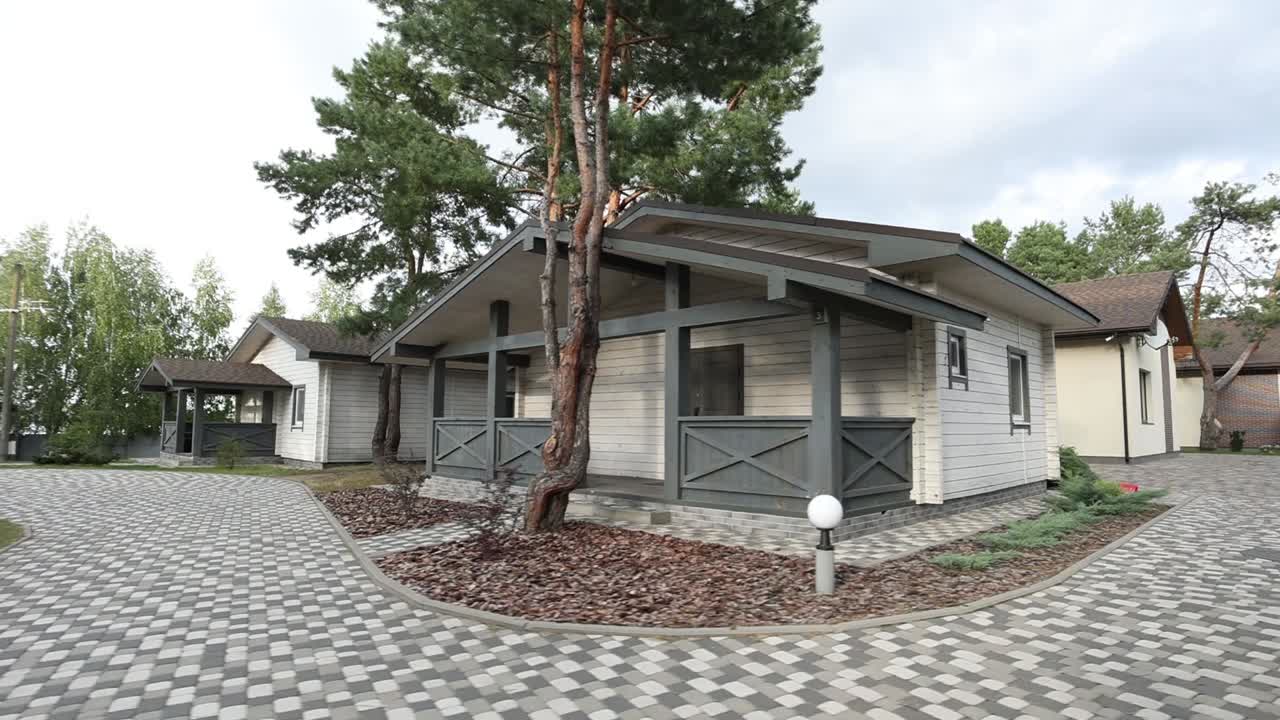 소나무 숲 에 있는 쾌적 한 나무 오두막