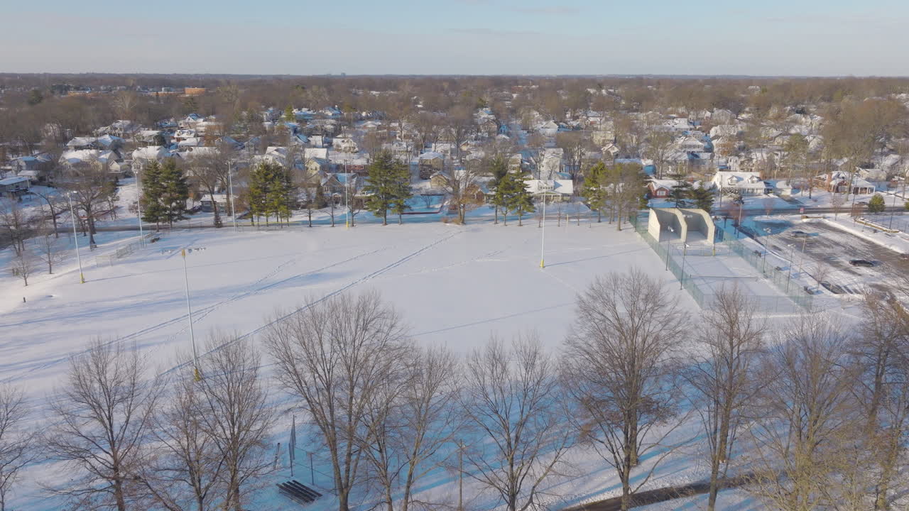 미주리 주 커크우드에 있는 공원을 미주리 주 갓 내린 눈으로 밀고 추운 겨울날 좋은 이웃에 있는 집들을 향해