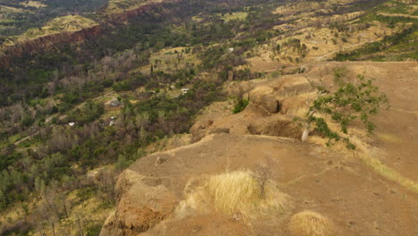 Amazing-view-over-cliffs-at-the-Butte-Creek-lookout-in-California,-drone