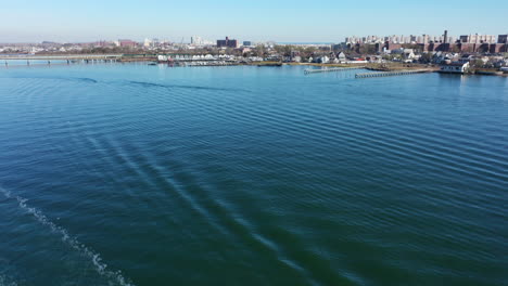 Una-Toma-Aérea-Sobre-La-Bahía-Cubierta-De-Hierba-En-Queens,-Nueva-York