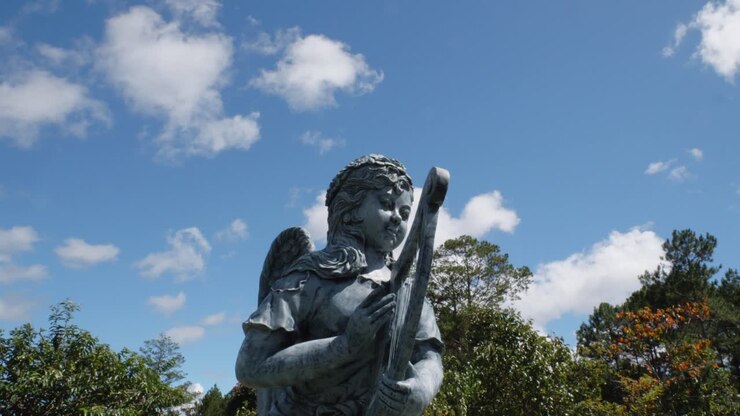 Scultura di angelo con arpa al Tunnel d'Argilla nel villaggio di Dalat, Vietnam