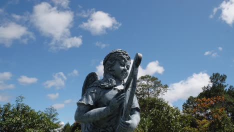 ángel-Con-Escultura-De-Arpa-En-El-Túnel-De-Arcilla-En-El-Pueblo-De-Dalat,-Vietnam