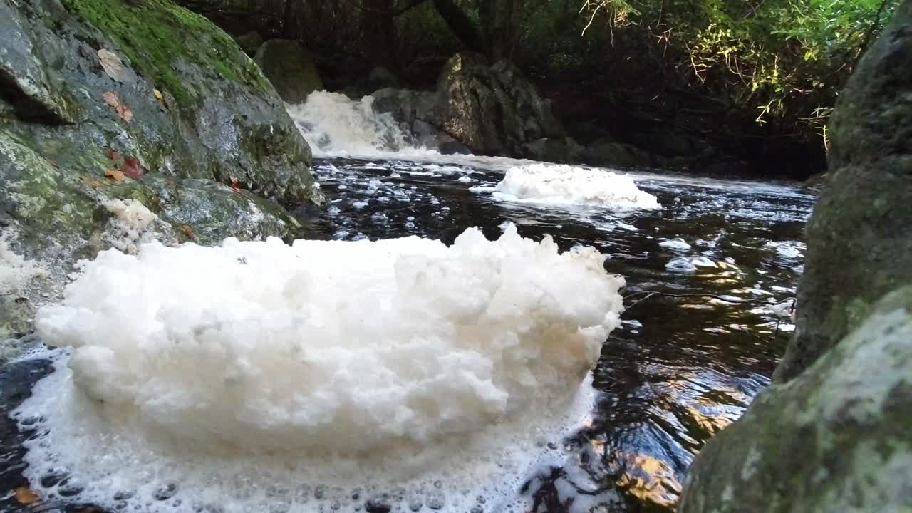 espuma dando vueltas en una piscina en el río mahon montañas comeragh waterford irlanda
