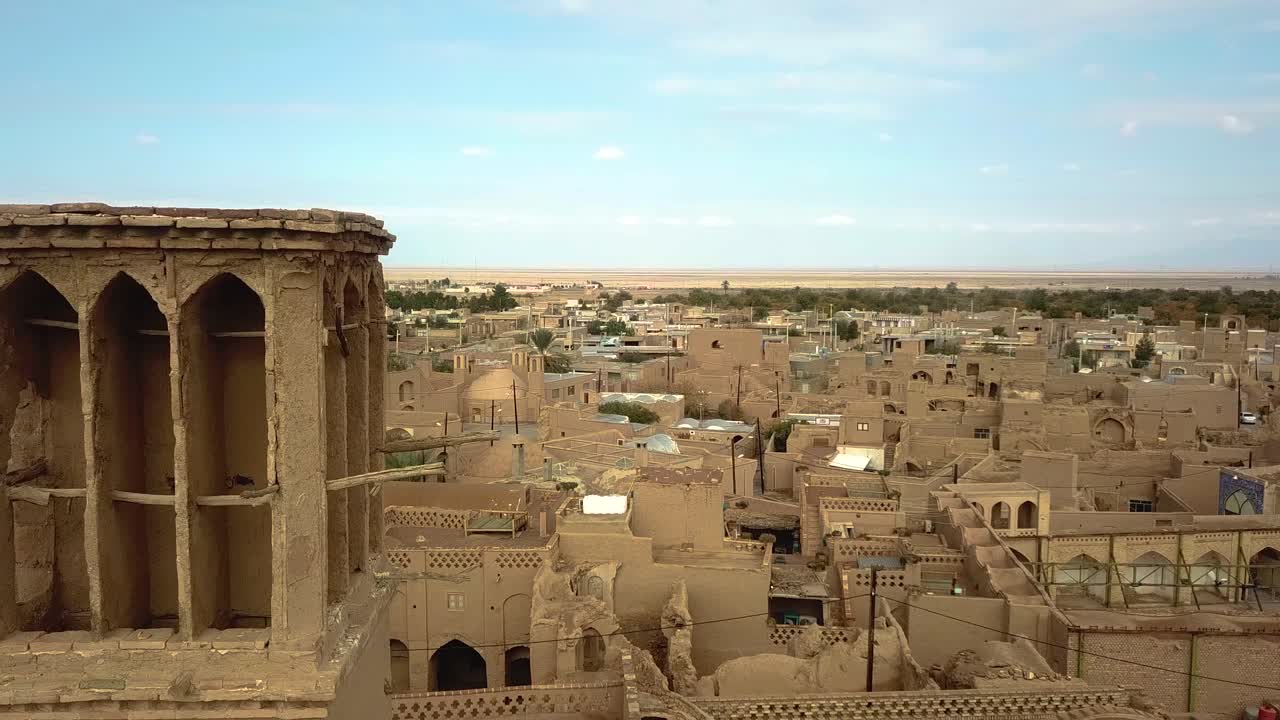 el diseño arquitectónico pasivo en la casa del desierto viene con conductos que el flujo de aire se mueve en la casa tradicional por el capturador de viento para circular la ventilación aire fresco fresco en el clima caliente casas de adobe de ladrillo de barro