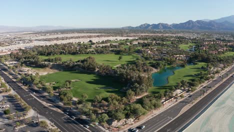 amplia toma aérea descendente de un exuberante resort de lujo en palm desert