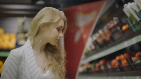 Mujer-Comprando-Pimiento-Rojo-En-El-Supermercado.-Mano-Femenina-Eligiendo-Verduras-Orgánicas-En-La-Tienda-De-Comestibles.-Concepto-De-Compras-Sin-Desperdicio-Y-Estilo-De-Vida-Saludable.-Camara-Lenta