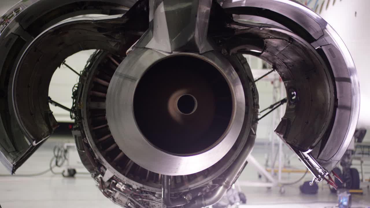 유지보수 거에 있는 항공기 엔진의 클로즈업