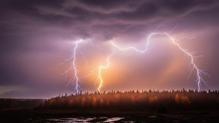 Uno spettacolo spettacolare della furia della natura: affascinanti fulmini illuminano il cielo scuro su un sereno paesaggio forestale durante un intenso temporale