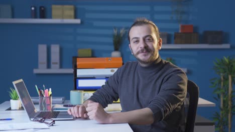 hombre de negocios escuchando atentamente a la cámara en su oficina y aceptando positivamente.