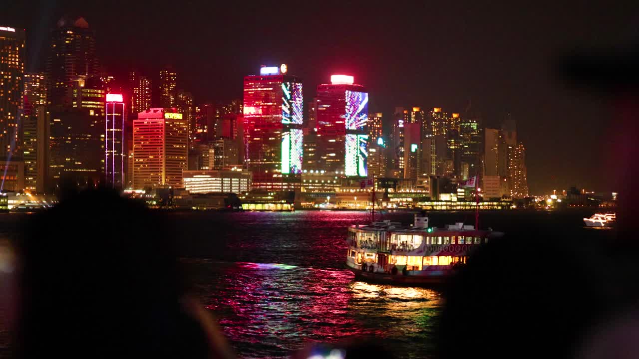 красочное световое шоу над горизонтом гонконга