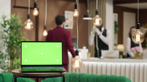 Laptop-Mit-Leerer-Greenscreen-Vorlage