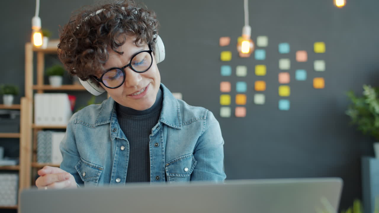 donna che lavora al portatile in un ufficio moderno