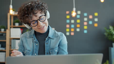 mujer trabajando en una computadora portátil en una oficina moderna