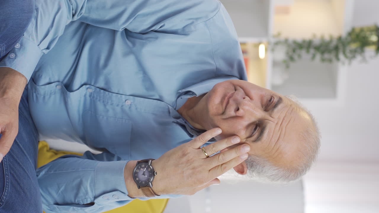 el video vertical del anciano emocional se entristece.