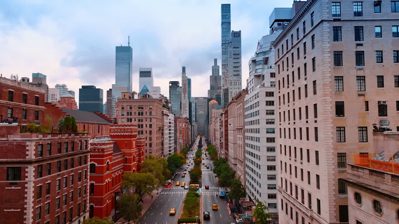 Nova York, EUA, 8 de outubro de 2025: prédios antigos e iluminados ao longo da rua de Nova York, EUA. Rua arborizada que leva ao centro da cidade, com seus edifícios altos. Vista aérea