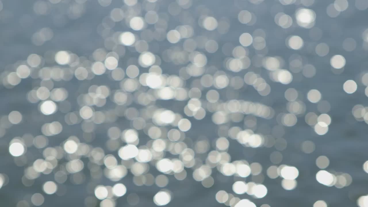 toma bokeh de los reflejos del mar filmados en lisboa, portugal