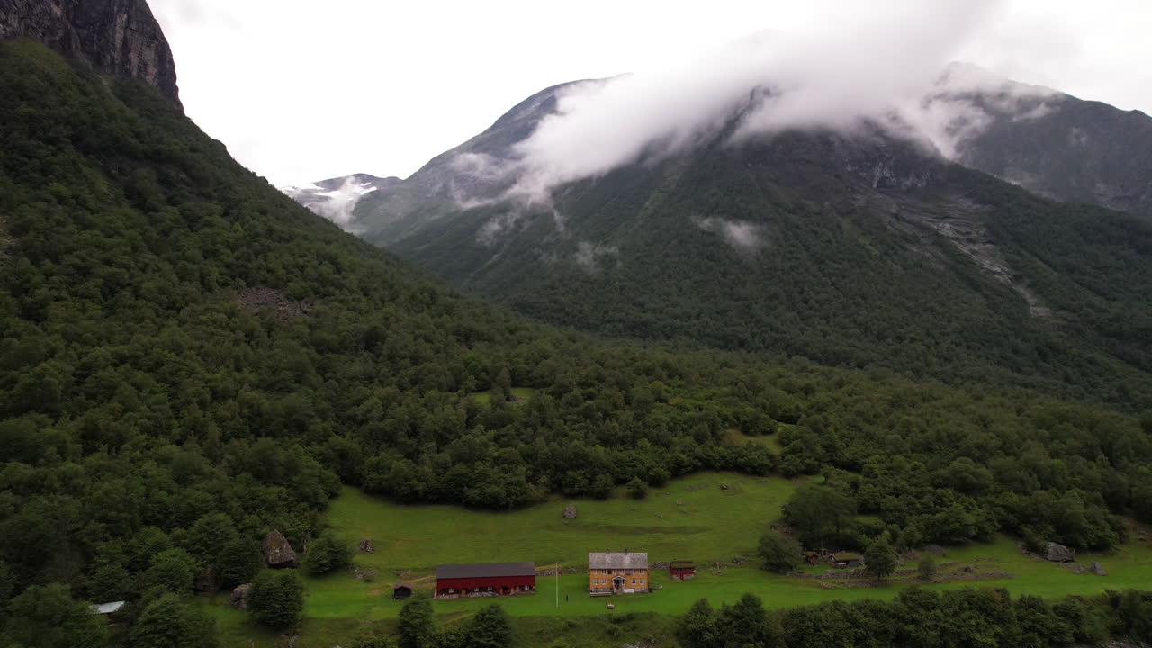 cabaña turística junto al lago, dnt hoemsbu en la orilla del lago eikesdalsvatnet en noruega rodeada de montañas, vista aérea