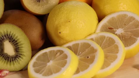lebhafte ausstellung verschiedener frischer früchte