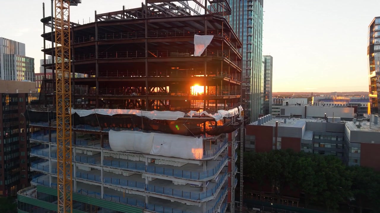 Vista aérea de la obra en construcción de Kendall Square con una grúa alta y la estructura de acero de un nuevo edificio en Cambridge, Massachusetts, Estados Unidos