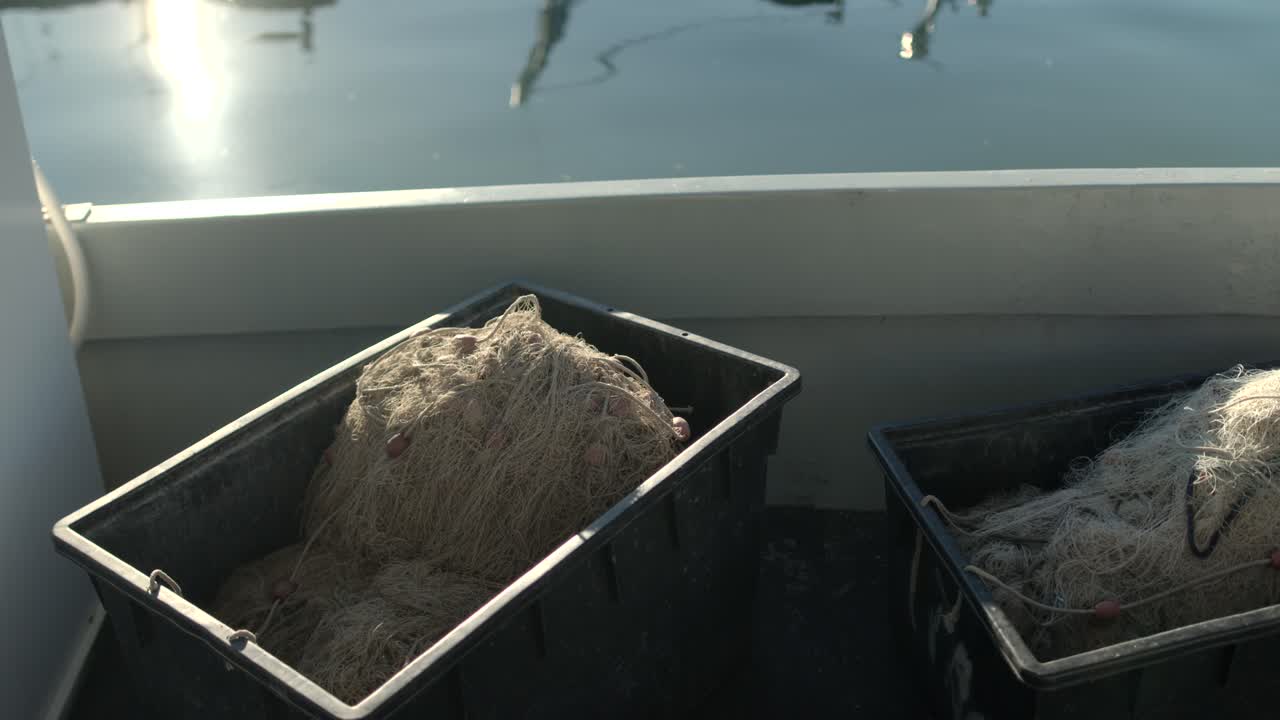 베니스의 어선 갑판에 얽힌 어망