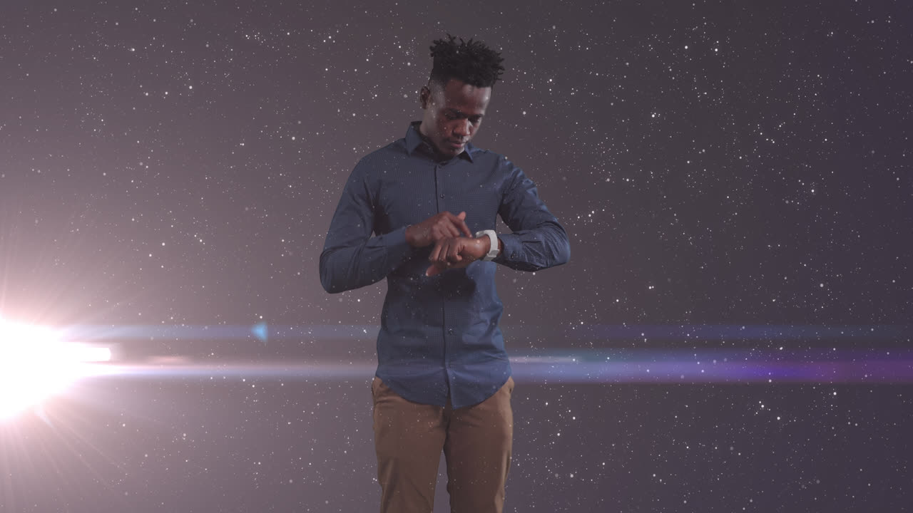 Animazione di uomo d'affari afroamericano che usa uno smartphone su stelle luminose