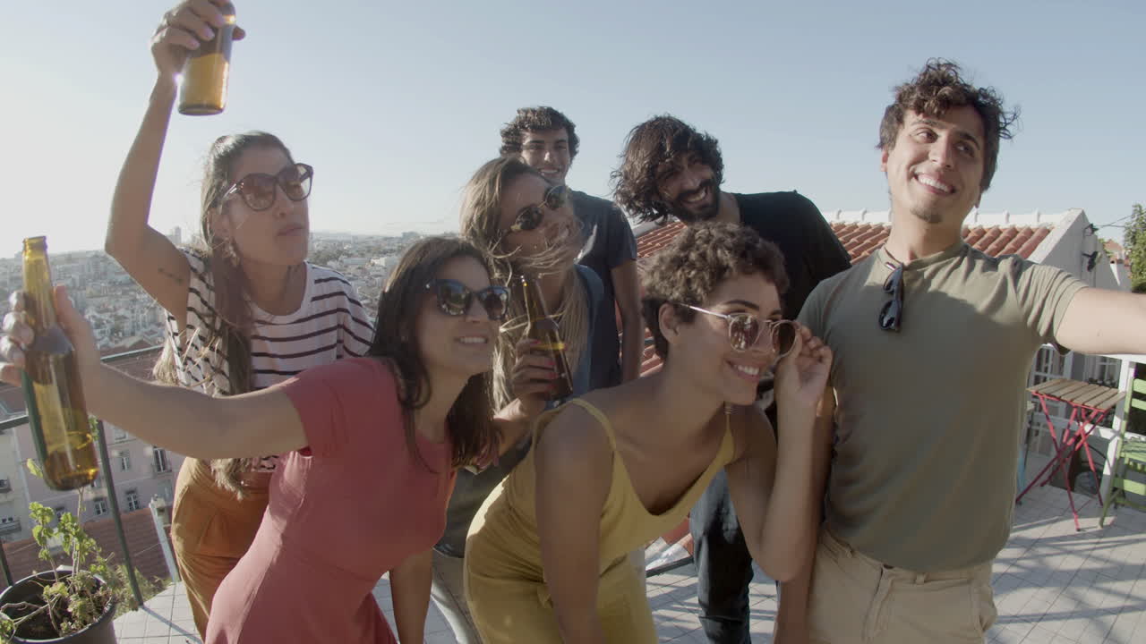 옥상 파티에서 셀카를 찍는 행복한 친구들