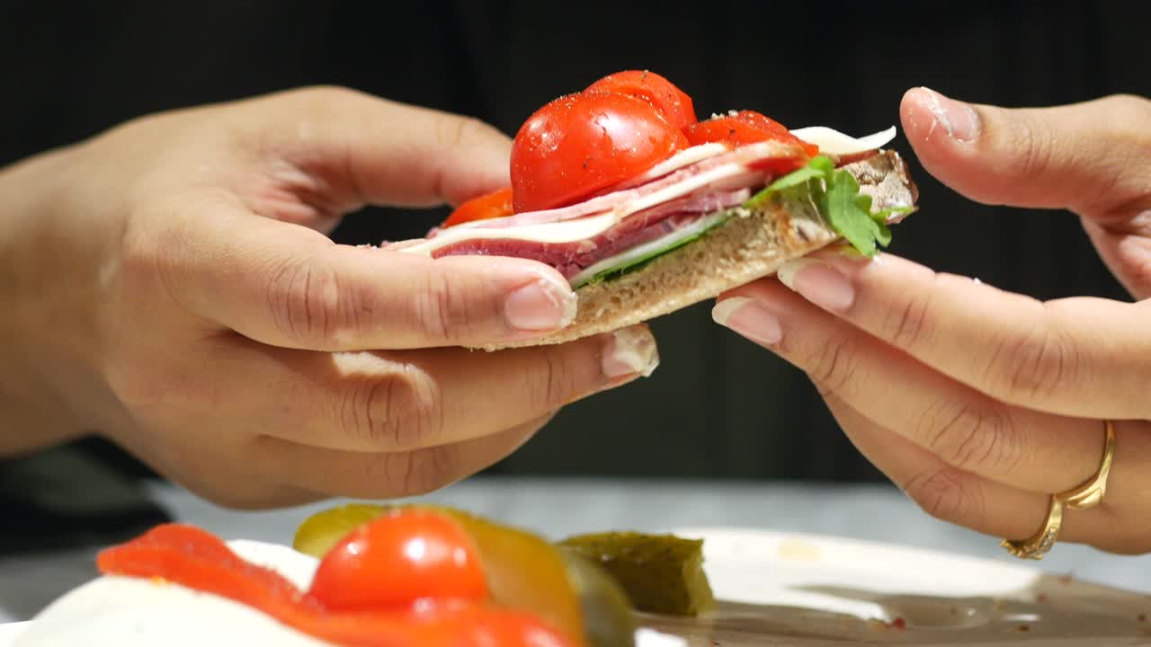 un delicioso sándwich de mano