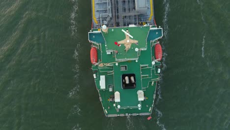 toma aérea de un gran barco cisterna en el agua