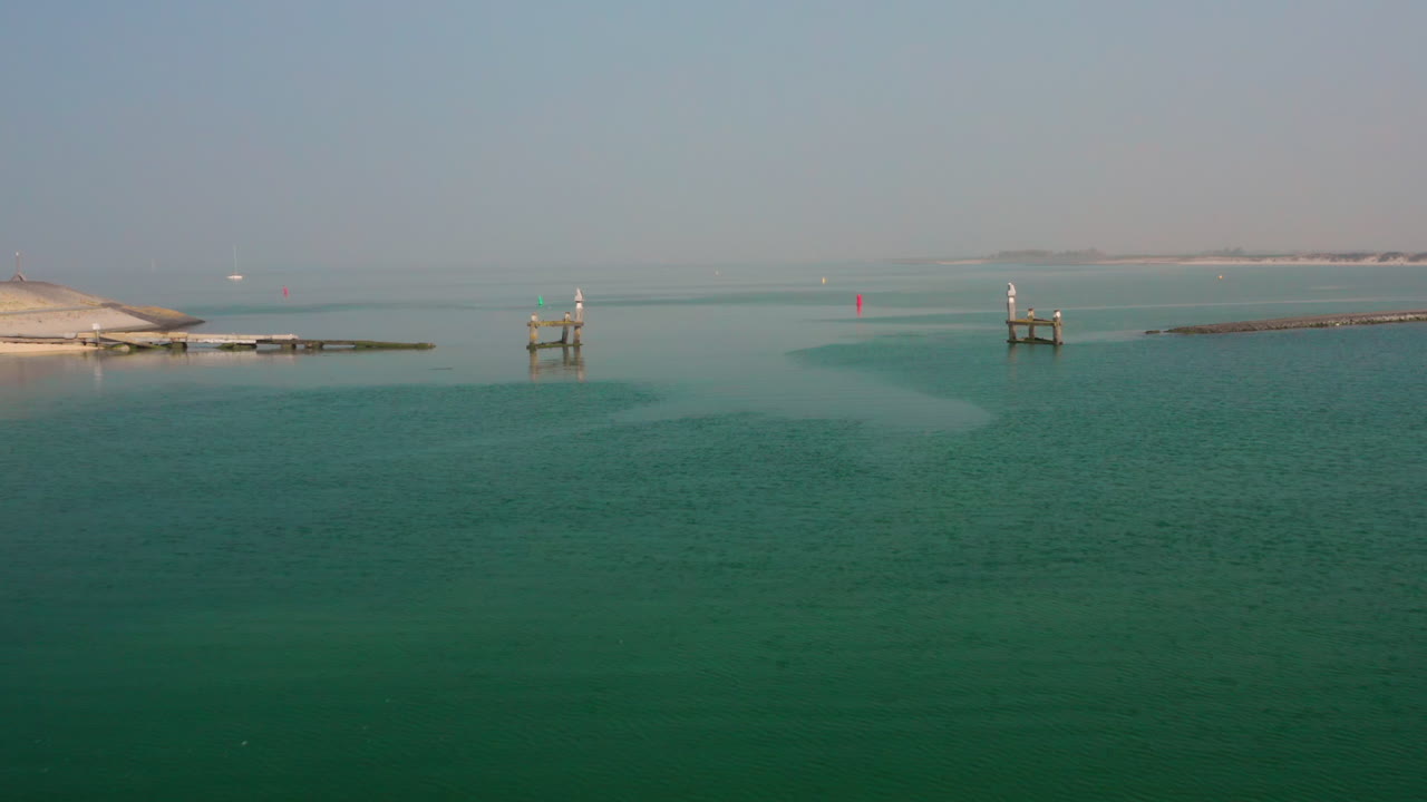 Aerea: Porto e parco vacanze durante una giornata primaverile nebbiosa