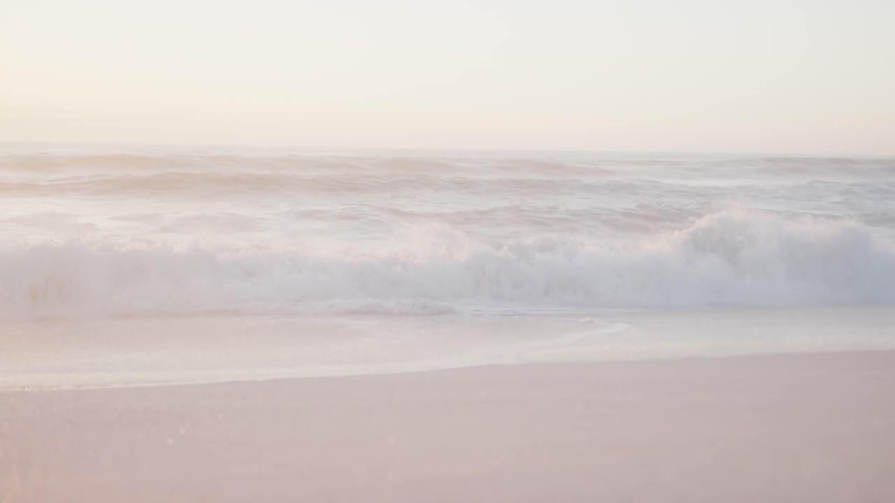 파란 하늘과 바다는 비어 있는  ⁇ 은 해변에 파도가 있습니다.