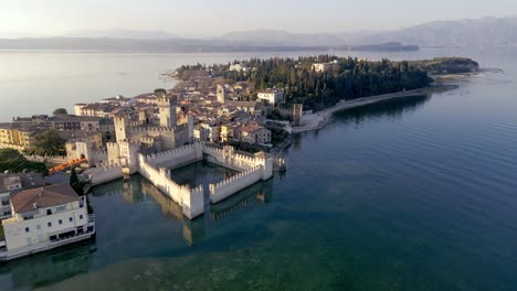 Aerial-view-Sirmione-mediterranean-historical-sightseeing-town-in-italy,-lake-garda