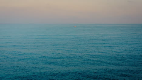 Navegando-En-Un-Mar-Azul-Brumoso-Y-Brillante