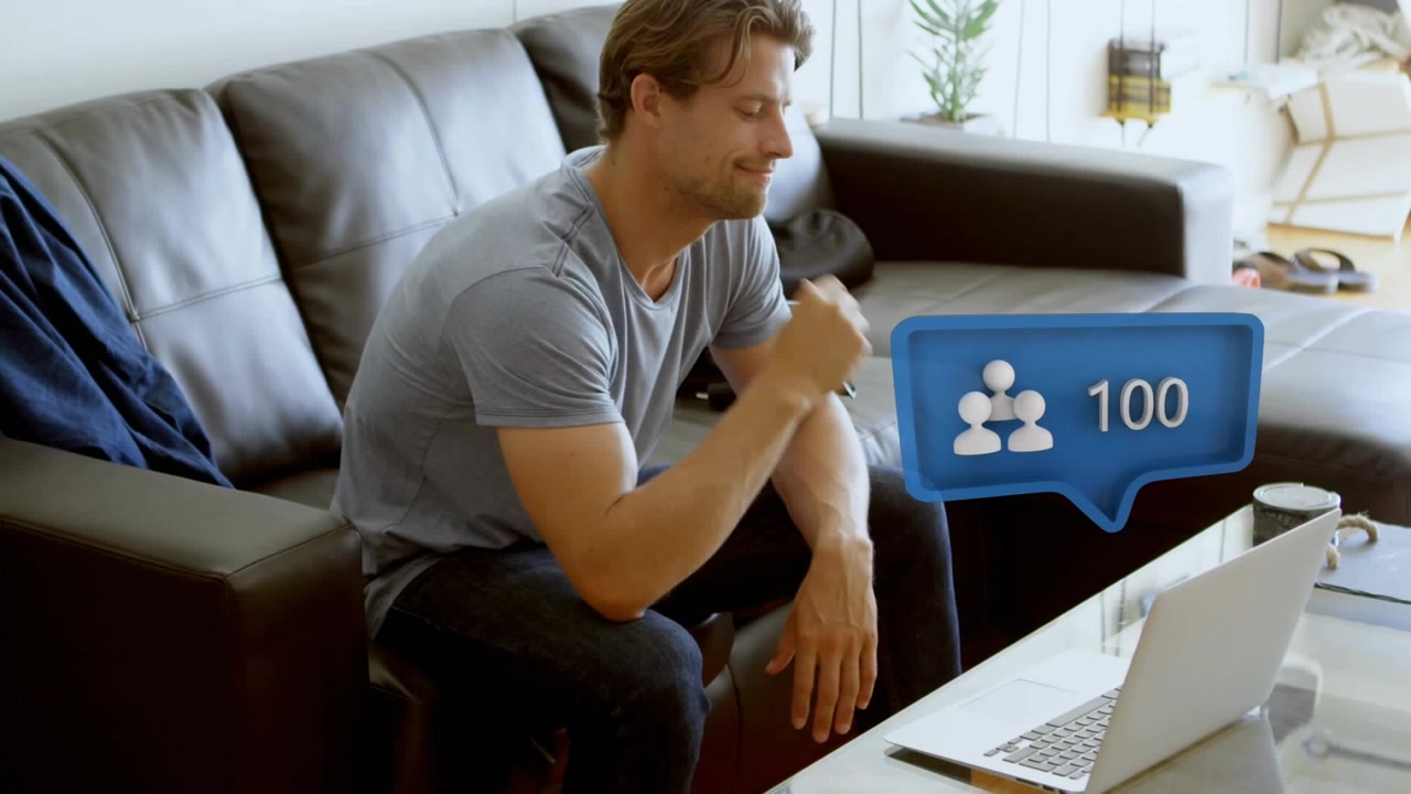 Animatie van een socialmediapictogram met een groeiend aantal boven een man die een laptop gebruikt