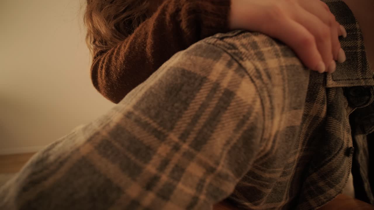 사랑하는 부부는 집에서 시간을 보내고 있습니다.