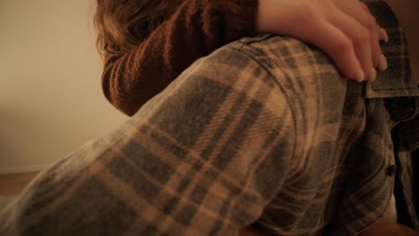 una pareja enamorada está pasando tiempo en casa.