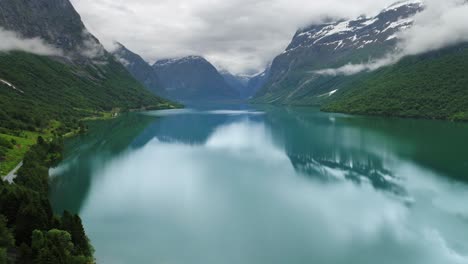 el lago lovatnet es una naturaleza hermosa de noruega.