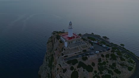 Hora-Azul-Tonos-De-Púrpura-Y-Rojo-Rozan-El-Cielo-Alrededor-Del-Faro-De-Formentor,-Serra-De-Tramuntana-Mallorca-España