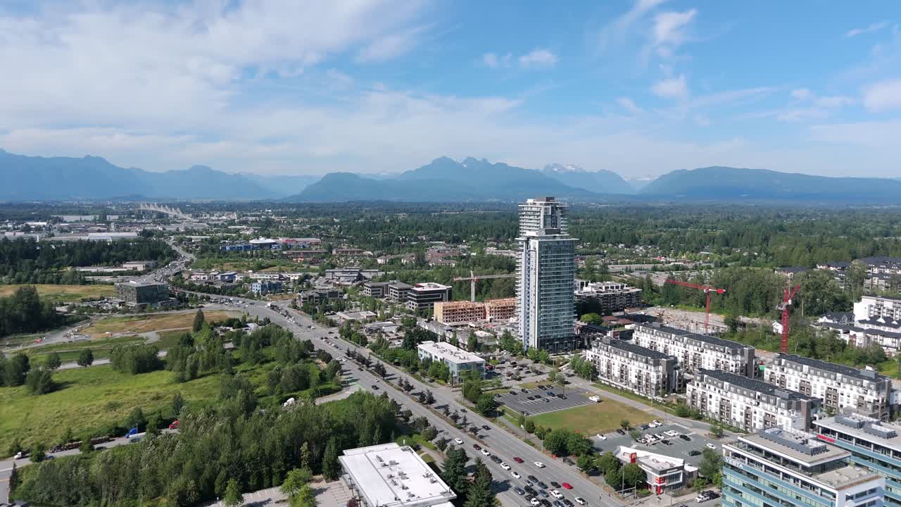 Straßenverkehr in der Stadt Langley im Regionaldistrikt Metro Vancouver in British Columbia, Kanada. Drohnen-Luftaufnahme.