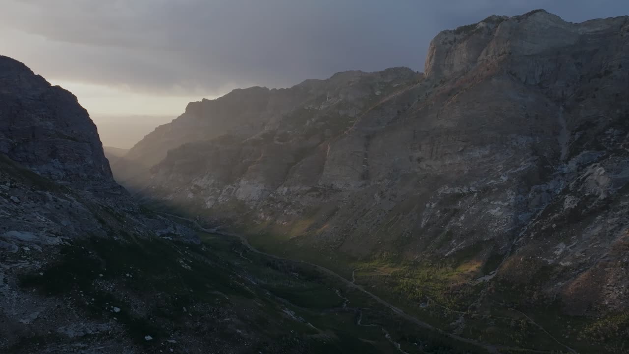 el atardecer en el valle de las montañas de rubí de nevada.