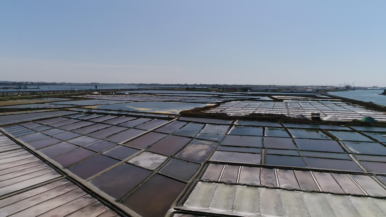 포르투갈 4k 아베이루 시의 소금 공장 위로 날아가는 모습