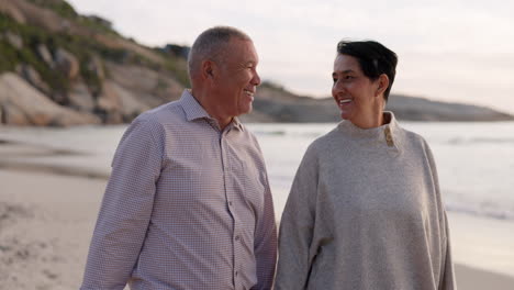 Pareja-Mayor,-Playa-Y-Caminar-Al-Aire-Libre-Al-Atardecer