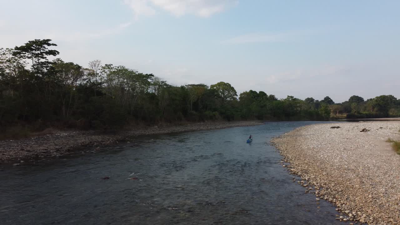 Toma aérea de río, cielo, árboles y nubes en Barinas